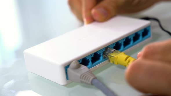 Connecting an Ethernet cable to a Hub alt