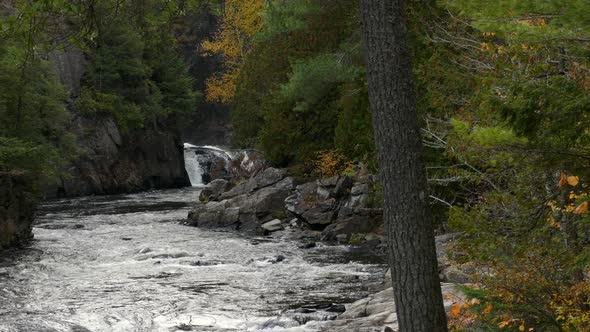 Escape in the wilderness for a perfect nature retreat vacation on the river