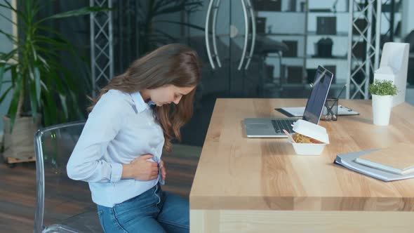 Young Woman Feels a Sharp Pain in the Upper Abdomen After a Quick Snack Diabetes