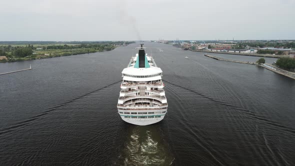 Cruise ship leaving river