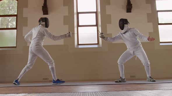 çFencer athletes during a fencing training in a gym