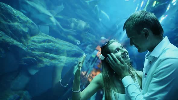 DUBAI UAE  NOVEMBER 13 Man Stroking the Girl's Face in Aquarium Dubai Mall on November 13 2015 UAE