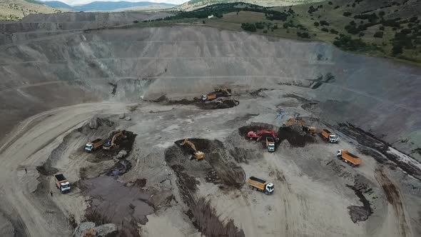 Workers working in the construction of the dam