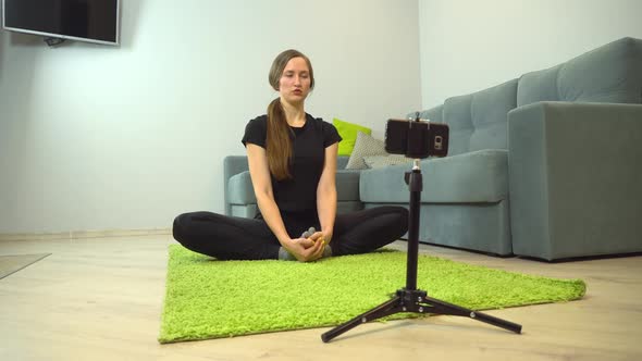 fitness exercises, home sports. An instructor-blogger does sports on camera.
