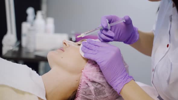 client is undergoing mesotherapy in the beauty salon using injections