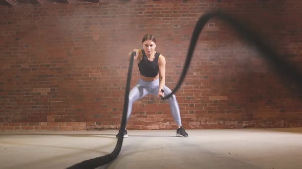 Female Crossfit Instructor Proves That Training Ropes Are a Very Dynamic Workout