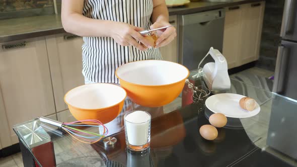 Separating egg yolk from egg white