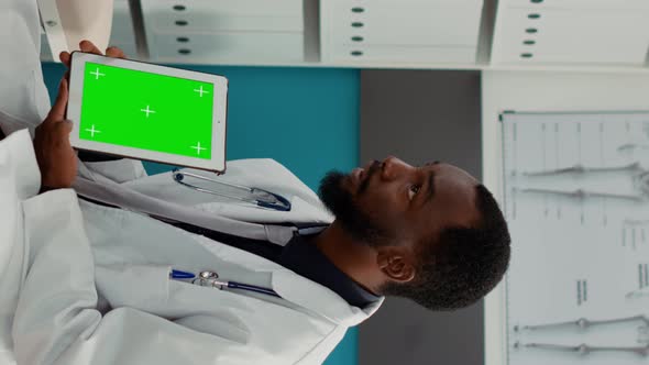 Vertical Video Doctor Using Greenscreen Dispay on Digital Tablet at Checkup