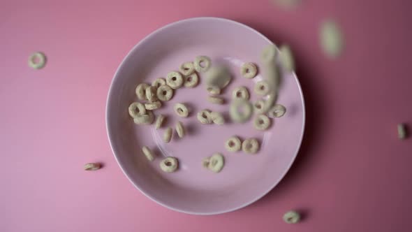 Breakfast cereal rings fall into the plate