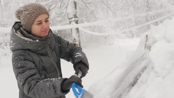 Cleaning the Rear Window of the Car of Snow with Ice Before the Trip alt