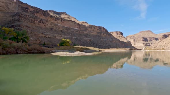 Panning the Green River at Nefertiti as the cliffs reflect in the water