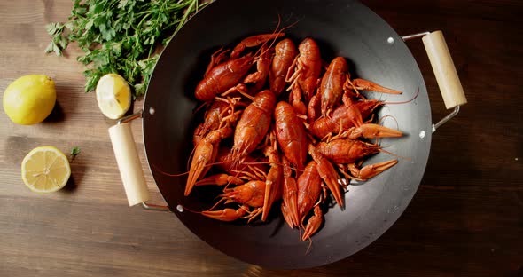 The Pot of Boiled Crayfish Rotates Slowly. 