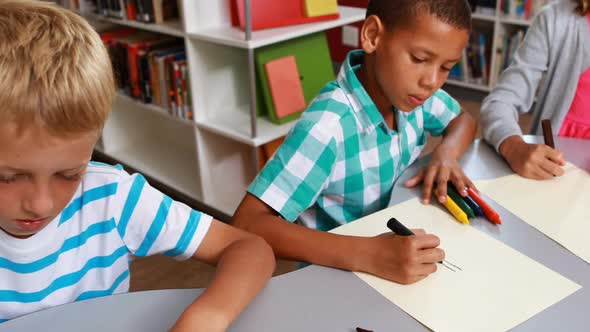 Kids drawing in library alt
