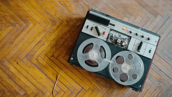 Closeup Playback in an Old Reeltoreel Tape Recorder