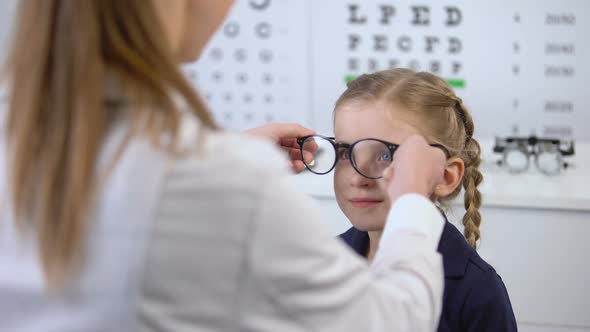 Female Doctor Wearing Glasses on Happy Kid, Fashion Eyewear in Optical Store