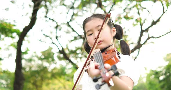 Little girl play violin