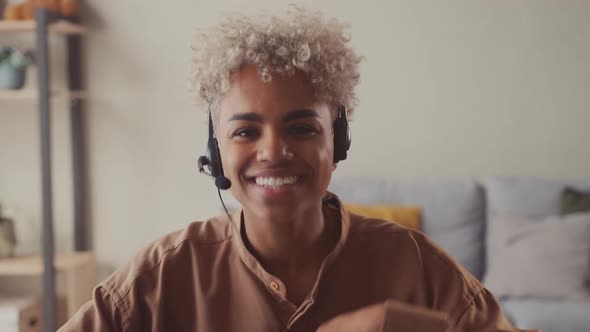 Afro Business Woman in Headset Looking at Camera Talking Speaking Chatting