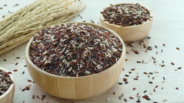 Raw rice in bowl