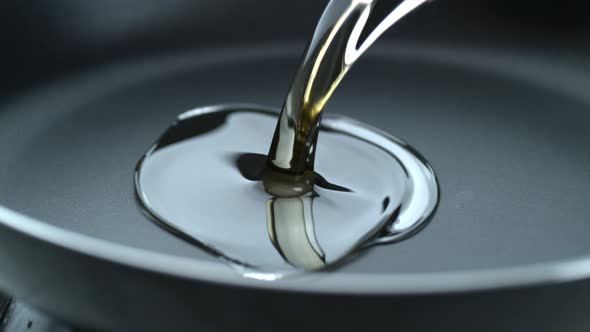 Pouring oil into frying pan, slow motion; shot on Phantom Flex 4K at 1000 fps alt