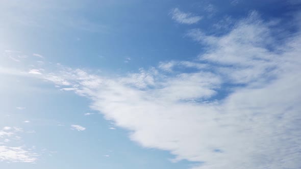 4K : Time lapse of beautiful blue sky with clouds background, alt