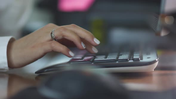 girl typing on the keyboard