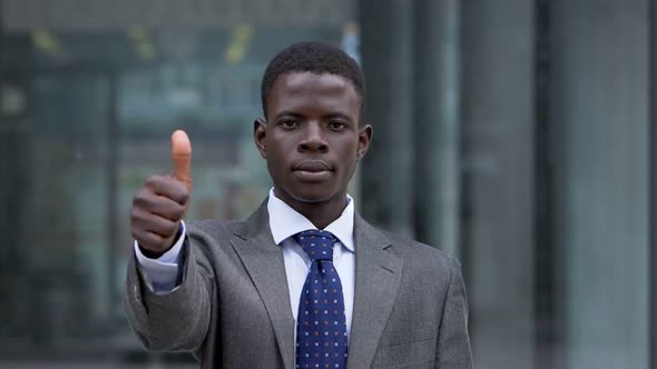 Young black american businessman making thumbs up - slow motion
