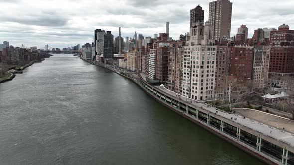 An aerial view over the east river with Roosevelt Island on the left and Manhattan's Eastside on the