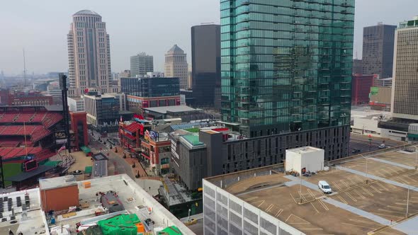 St. Louis , Missouri : St. Louis Cardinals Baseball Stadium in Downtown City in Missouri - Flying Ab