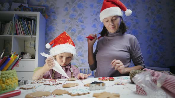 Family decorates Christmas cookies