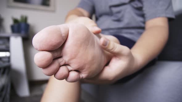 Grasp the foot by massaging the person who is suffering from swelling pain