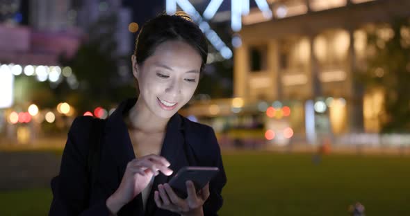 Business woman use of cell phone in city 