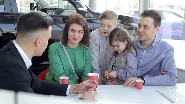 Happy Family Buy New Car Car Dealer Handshaking with Daddy Congratulated the Family on a New Car