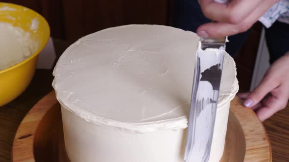 Spreading icing on a cake