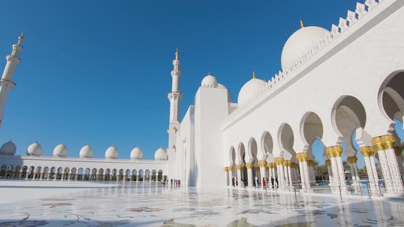 Inner courtyard Sheikh Zayed Grand Mosque in Abu Dhabi, United Arab Emirates