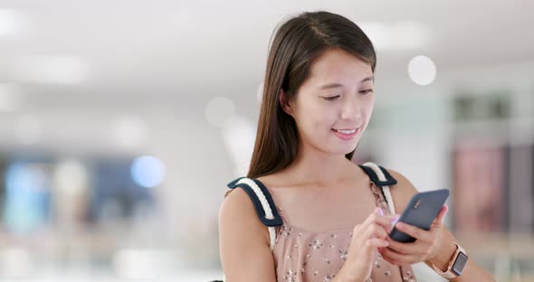 Woman use of cellphone in the city