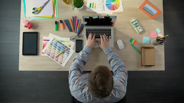 Blogger Advertising Goods on His Web Site, Pile of Money Growing, Time-Lapse