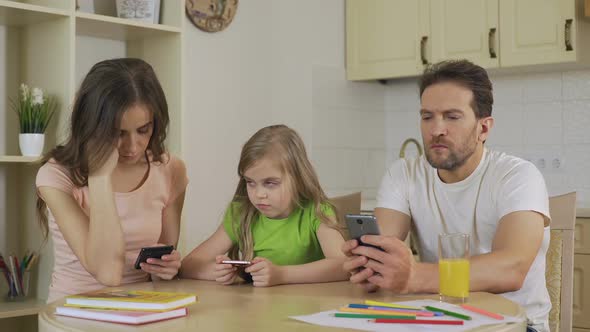 Family Members Using Smartphones, Replacing Live Communication With Gadgets