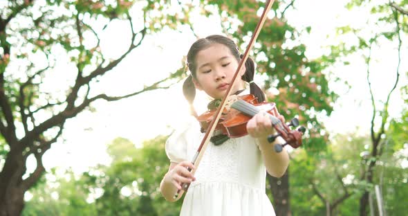 Kid girl play violin