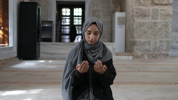 Muslim Girl Prayer