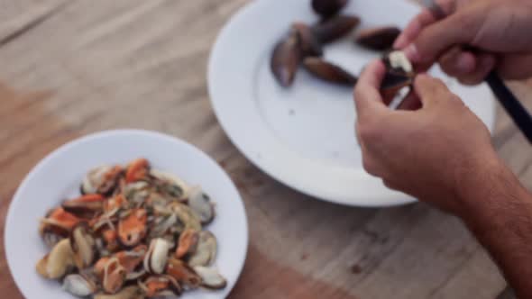 Preparing fresh mussels