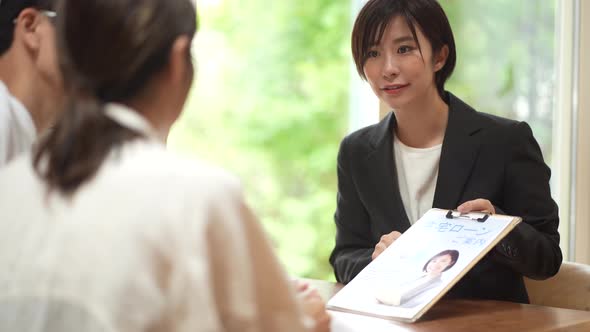 A female employee who guides a mortgage