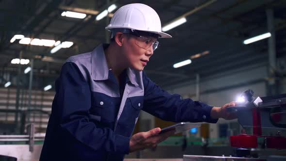 An engineer is explaining remote machine control to industrial owners.