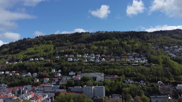 Looking up at Fløyen and Fjellveien neighbourhood from Bergen city center - Forwarding aerial from l