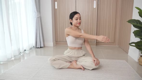 girl warming up exercise on exercise mat at home