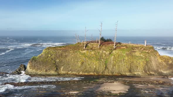 A beautiful large island rock in the middle of Sunset Bay State Park in Oregon, shot by a Mavic 3 dr