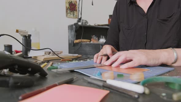 Female Jeweler Cutting Wax for Mold