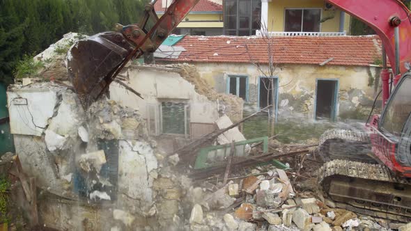 Demolishing Small Old Building House with Hydraulic Crusher Excavator Demolition