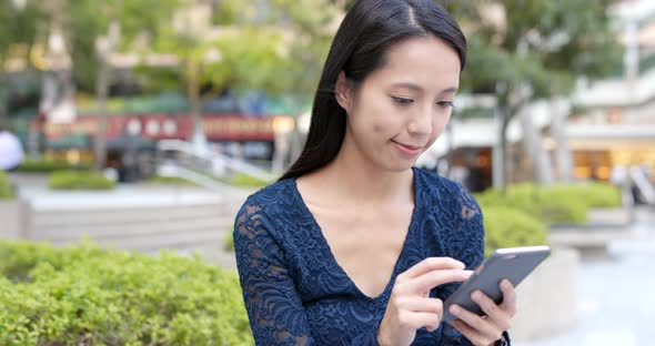 Woman use of cellphone in city 