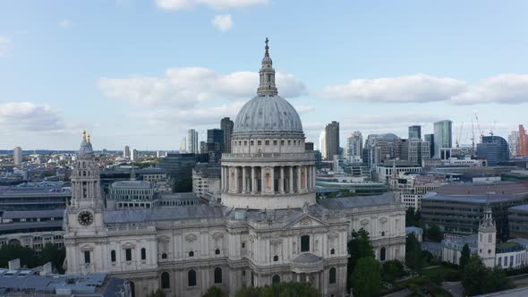 Orbit Shot Around Saint Pauls Cathedral