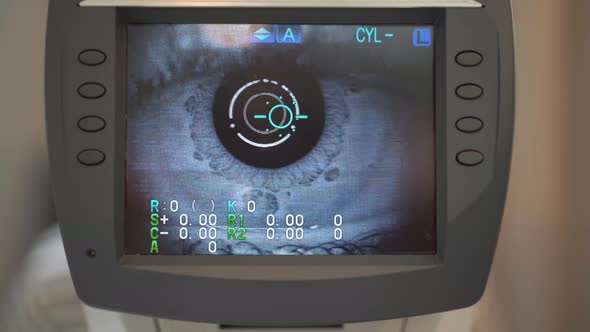 Working of the refractometer machine.Patient testing eyes,Screen showing progress of eye examination